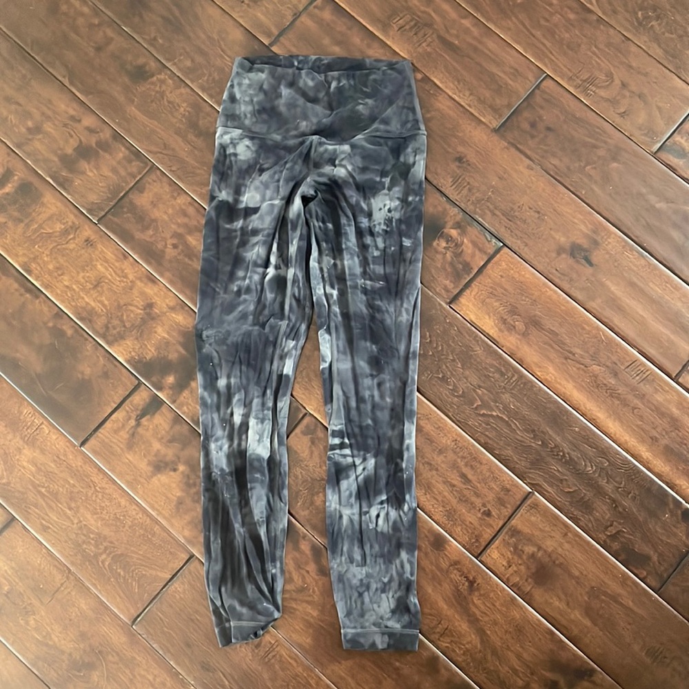 Size 4 lululemon leggings, great condition work 4-5 times